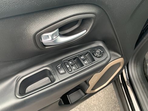 Used 2017 Jeep Renegade Limited image 10