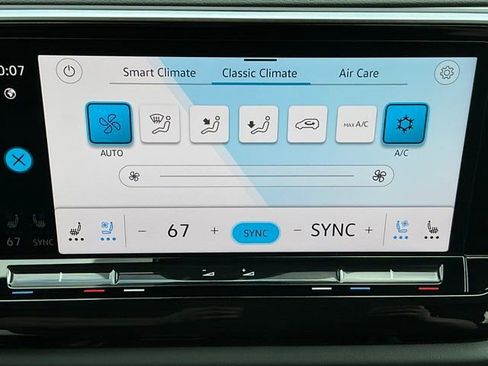 Certified 2025 Volkswagen Atlas Cross Sport SE image 25