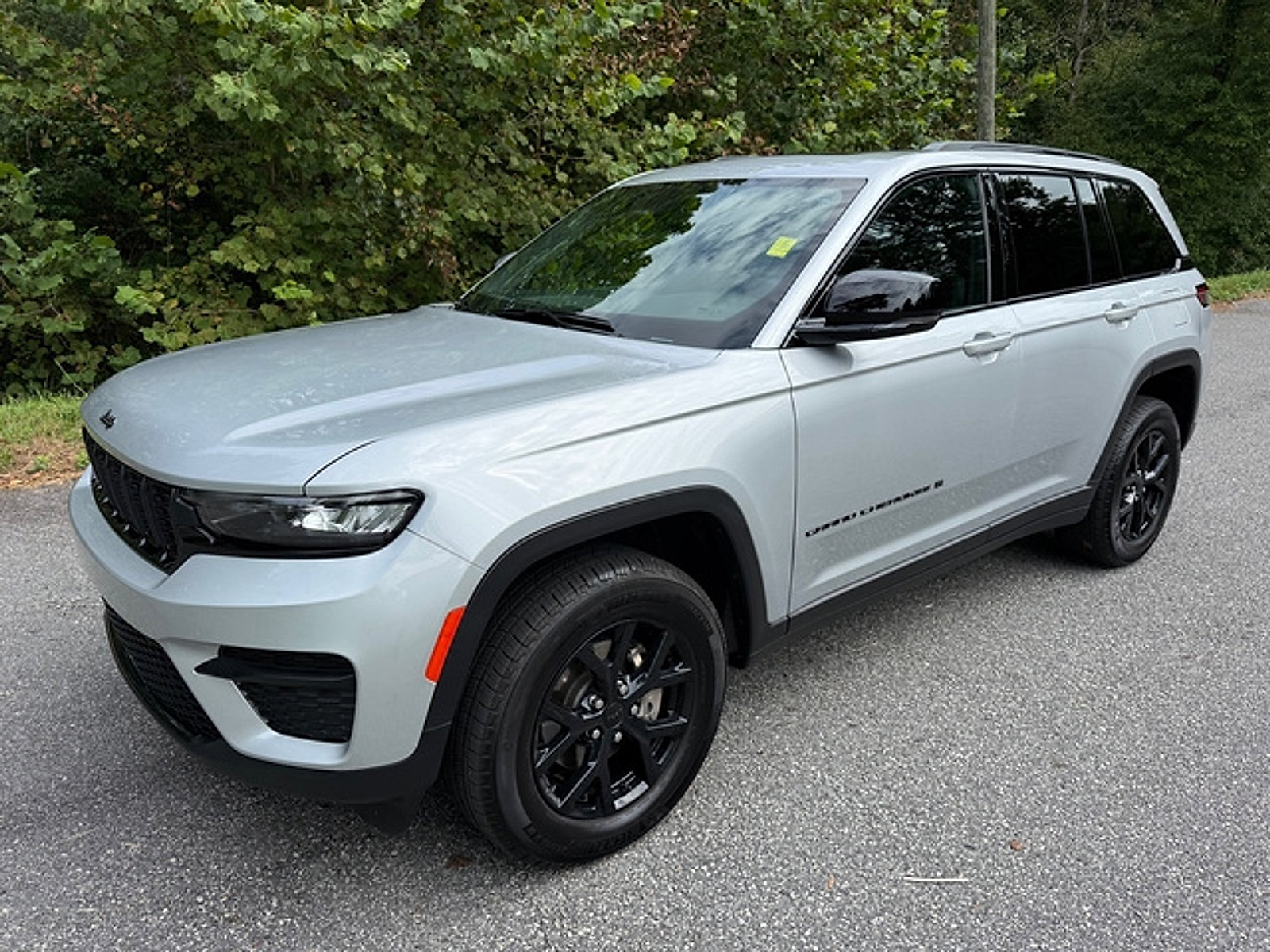 Used 2025 Jeep Grand Cherokee Altitude AWD/4WD image 2