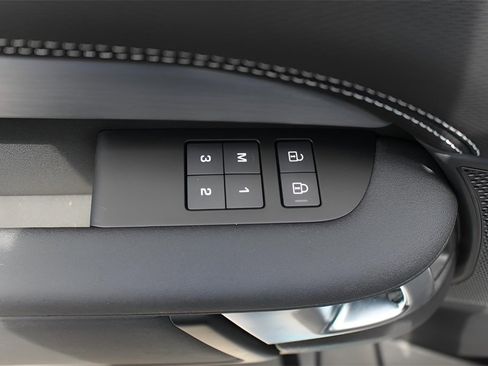 New 2025 Land Rover Discovery Dynamic SE image 10