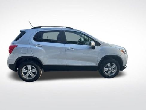 Used 2022 Chevrolet Trax LT w/ LT Convenience Package image 6