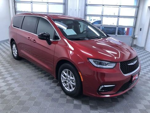 Used 2025 Chrysler Pacifica Select image 36