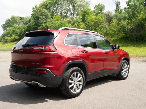 Used 2017 Jeep Cherokee Limited w/ Luxury Group AWD/4WD image 3