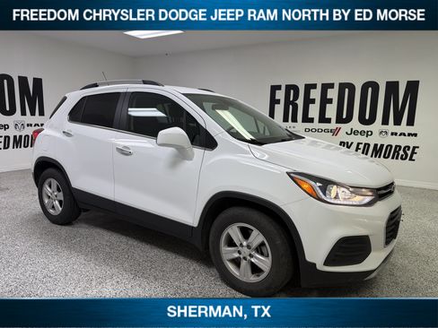 Used 2019 Chevrolet Trax LT w/ LT Convenience Package FWD image 3