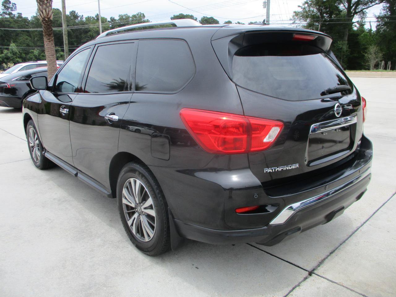 Used 2017 Nissan Pathfinder SV FWD image 4