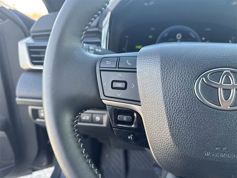 Used 2025 Toyota Camry SE image 17