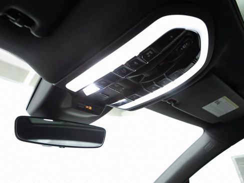 Certified 2025 Porsche Macan image 22