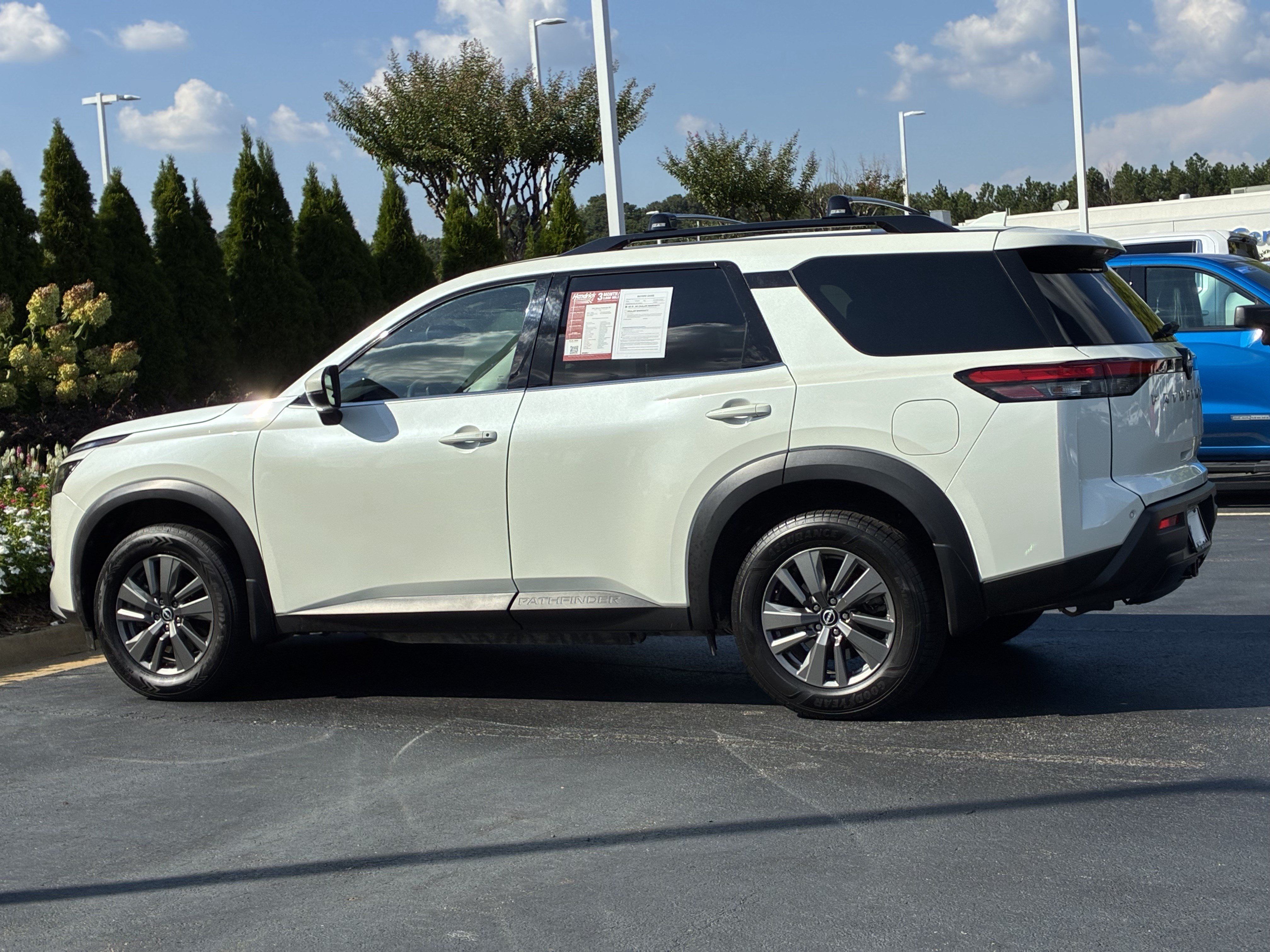 Used 2023 Nissan Pathfinder SV w/ SV Premium Package FWD image 8