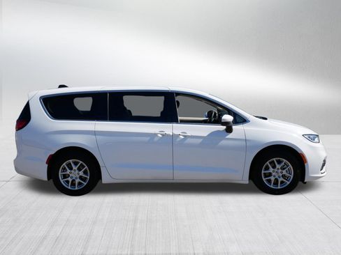 Used 2023 Chrysler Pacifica Touring-L image 7