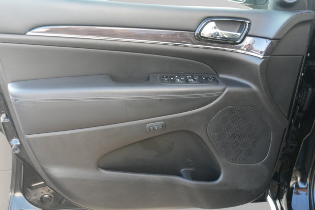 Used 2020 Jeep Grand Cherokee Overland AWD/4WD image 7