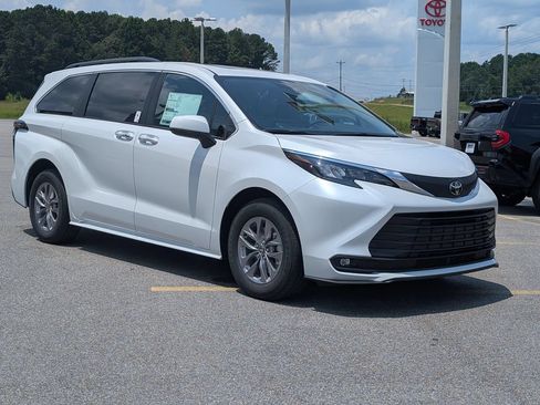 New 2026 Toyota Sienna XLE FWD image 7