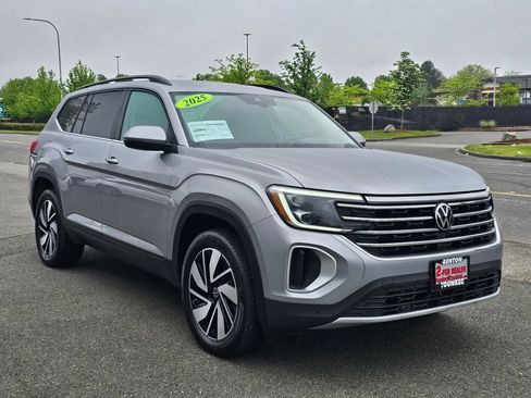 Used 2025 Volkswagen Atlas SE AWD/4WD image 3