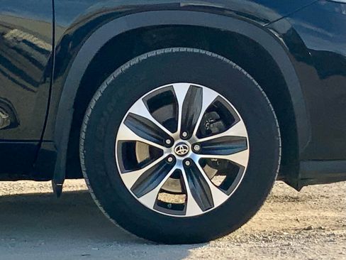 Used 2021 Toyota Highlander XLE image 14