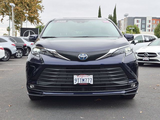 Used 2025 Toyota Sienna XLE AWD/4WD image 2