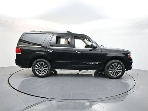 Used 2017 Lincoln Navigator Select image 8