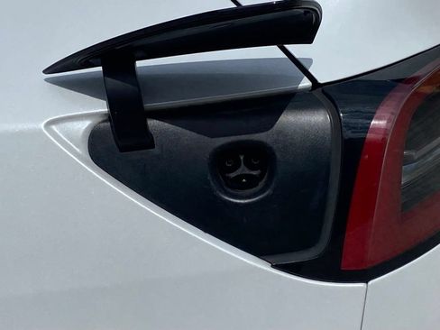 Used 2023 Tesla Model Y AWD image 12