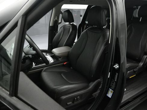 Used 2026 Kia Carnival FWD image 9