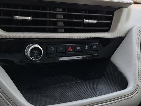 Used 2025 Ford Explorer Active w/ Active Comfort Package RWD image 17