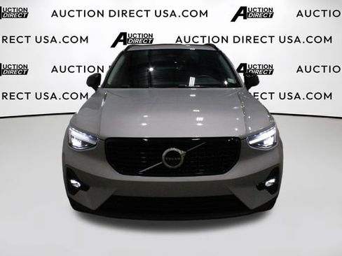 Used 2025 Volvo XC40 B5 Plus image 3