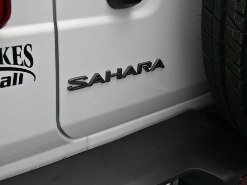 Used 2025 Jeep Wrangler Sahara AWD/4WD image 32
