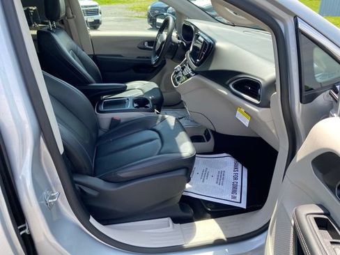 Used 2024 Chrysler Pacifica Touring-L FWD image 17