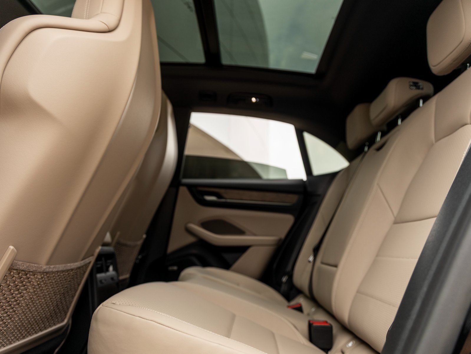 Certified 2025 Porsche Macan 4S Electric AWD/4WD image 35