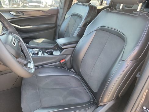 Used 2024 Jeep Grand Cherokee Altitude AWD/4WD image 11