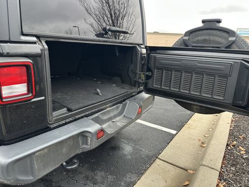 Used 2018 Jeep Wrangler Unlimited Sahara image 30