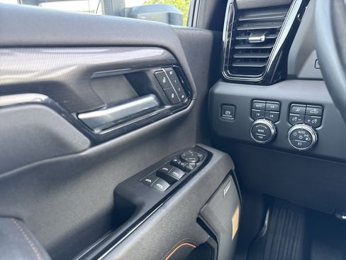 Used 2025 GMC Sierra 2500 AT4 AWD/4WD image 9