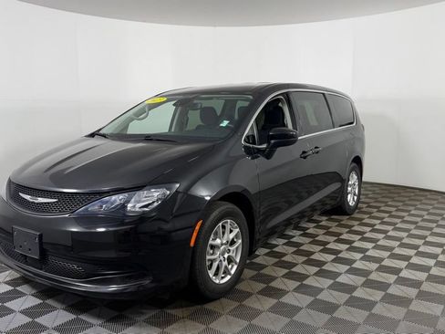 Used 2023 Chrysler Voyager LX FWD image 3