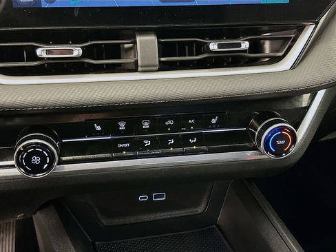 Used 2025 Chevrolet Equinox LT image 24