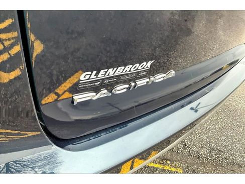 Used 2024 Chrysler Pacifica Touring-L image 9