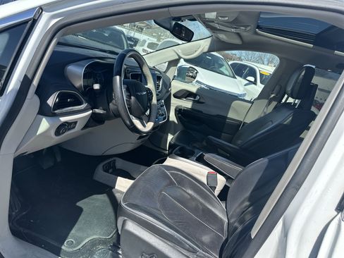 Used 2018 Chrysler Pacifica Limited w/ Tire & Wheel Group image 9