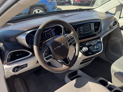 Used 2017 Chrysler Pacifica LX FWD image 14