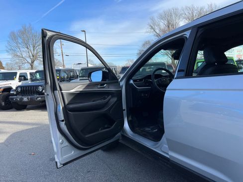 New 2025 Jeep Grand Cherokee L Limited w/ Black Appearance Package image 15