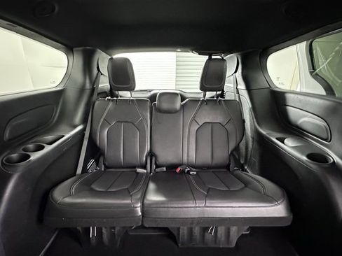 Used 2025 Chrysler Pacifica Select image 24
