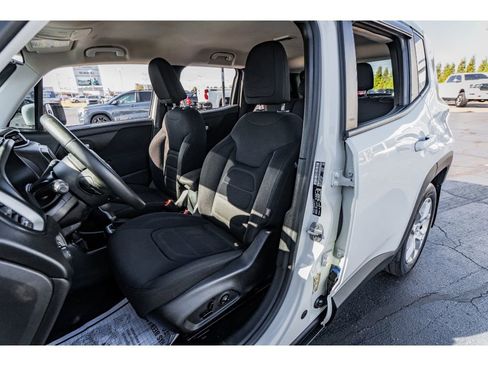 Used 2018 Jeep Renegade Latitude w/ Popular Equipment Group image 8