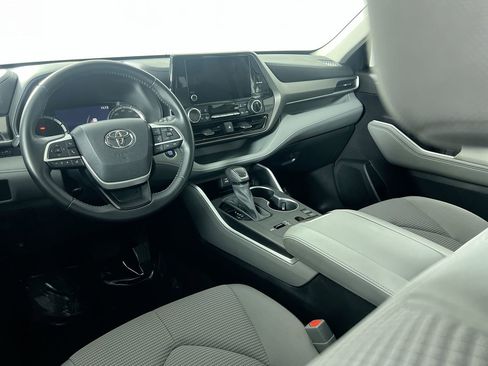 Used 2023 Toyota Highlander LE image 31