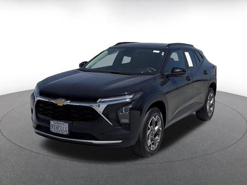 Used 2025 Chevrolet Trax LT FWD image 6