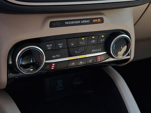 Certified 2022 Ford Escape SE w/ SE Sport Appearance Package image 15