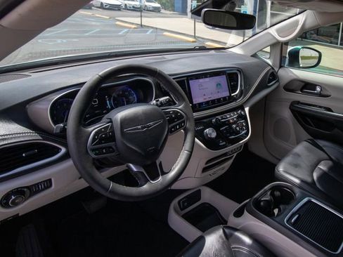 Used 2023 Chrysler Pacifica Touring-L FWD image 5