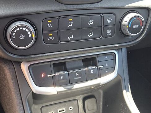 Used 2022 GMC Terrain SLE FWD image 17