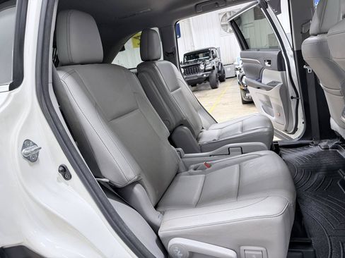 Used 2016 Toyota Highlander Limited FWD image 36