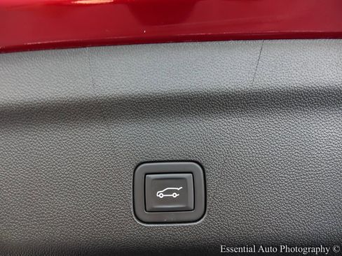 Used 2025 Chevrolet Suburban Premier image 32