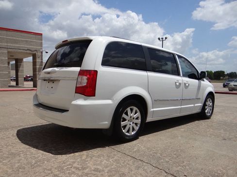 Used 2014 Chrysler Town & Country Touring image 4