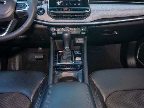 Used 2025 Jeep Compass Latitude image 24