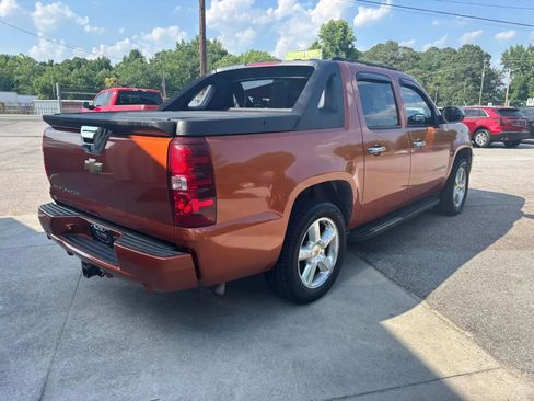 Used 2007 Chevrolet Avalanche LTZ w/ LTZ Preferred Equipment Group RWD image 6