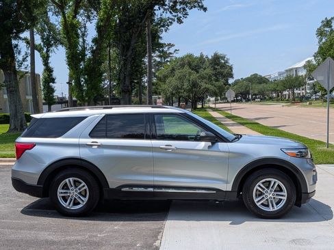 Used 2024 Ford Explorer XLT w/ Equipment Group 202A RWD image 3