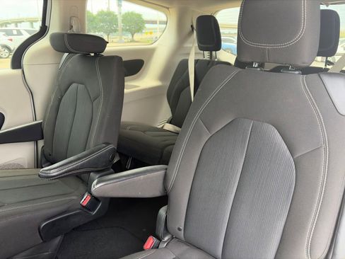 Used 2023 Chrysler Voyager LX FWD image 11