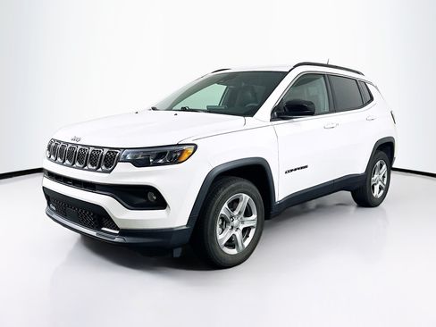 Used 2023 Jeep Compass Latitude AWD/4WD image 3